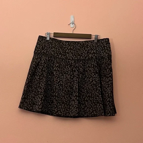 Banana Republic Size 12 Pleated Leopard Print Skirt